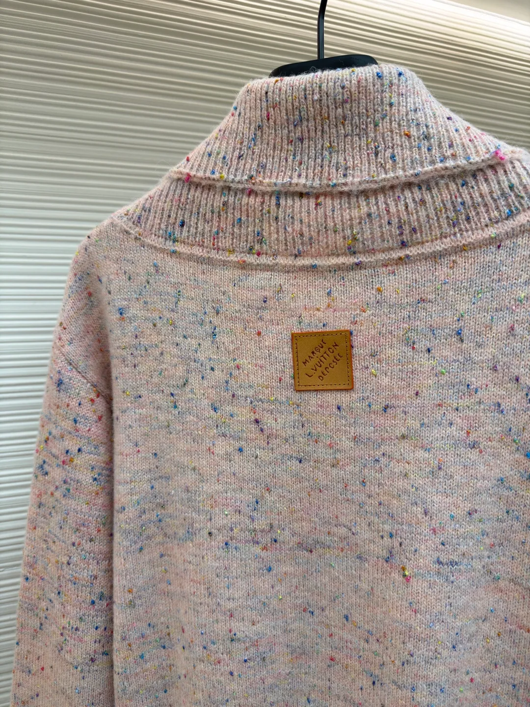 LOUIS VUITTON letter badge cherry blossom pink pearl button wool knitted cardigan ●Original version: purchased and developed for 15999 ●Item number: 1682371-C15 ●Fabric: wool fabric ●Technology: knitted production ●Color: cherry blossom pink ●Version: fitted version ●Weight: about 850 grams ●Size: S-M-L-XL ●Description: This Louis Vuitton SS26 spring and summer series tweed lapel cardigan is made of alpaca and merino wool blended tweed fabrics. It is made of cherry blossom pink variegated texture through a custom spinning and dyeing process. The fabric is raised and steam-set to form a fluffy and soft touch and is not easy to pill. The body adopts three-dimensional cutting technology, and the lapel has a thin shaping interlining built in to ensure that the collar is crisp and not collapsed. The custom metal buttons at the placket are polished and glazed for a delicate texture and anti-oxidation. The front patch pocket is hand-piped, and the stitching distance at the pocket is precisely controlled within 0.5cm, making it smooth and wrinkle-free. The cuffs and hem are trimmed with ribbing, which provides long-lasting elasticity and prevents loosening. The entire seam uses double-needle overlocking technology, with up to 12 stitches per inch, which is reinforced while maintaining beauty. The details combine the brand's exquisite knitting technology with the lightweight design concept of the spring and summer series. The overall wiring is straight and delicate, the fabric is comfortable and soft, and the color is consistent without color difference. It can be matched with the same style to create a fashionable look and control various occasions. Customized accessories, complete with three standards, same style for men and women!